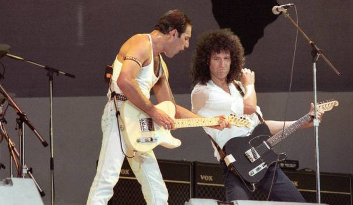 Queen - Stadium theatre with studio craft mid