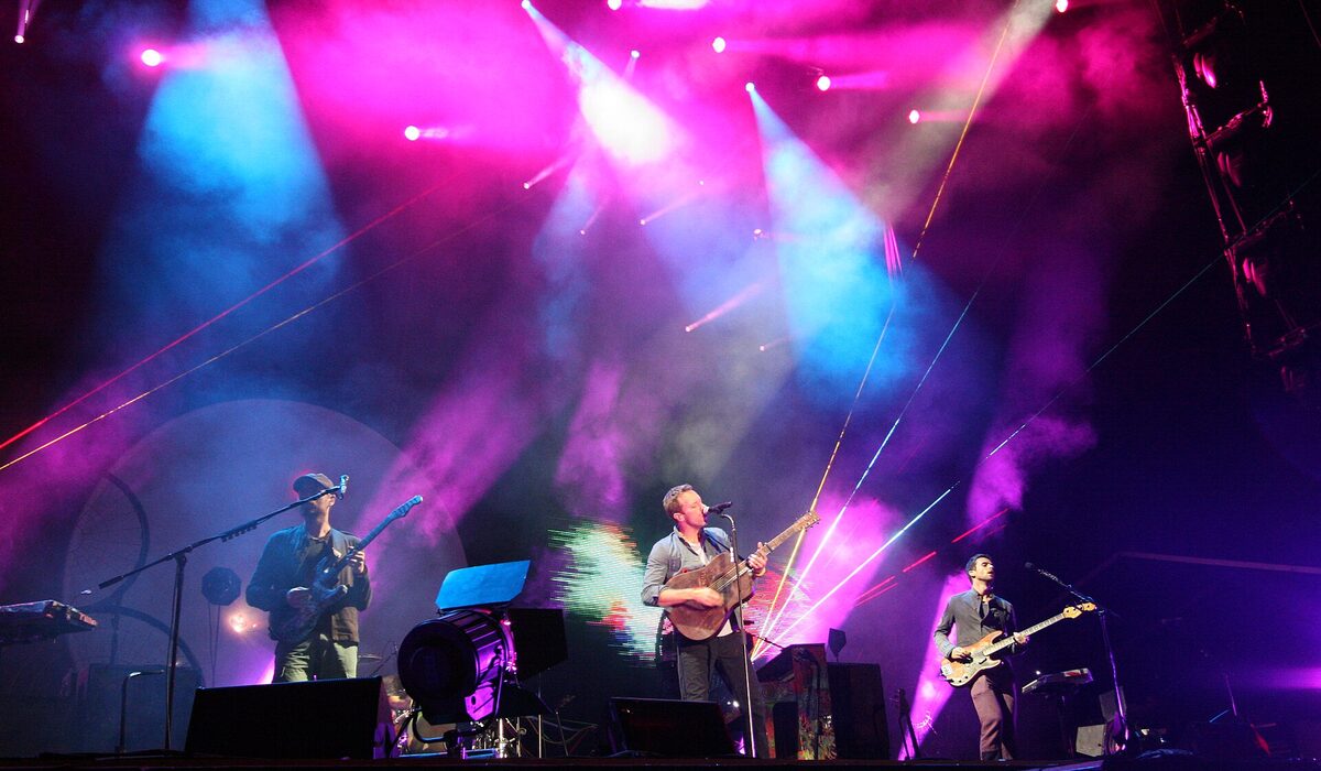 Coldplay - Soft voices, huge rooms mid
